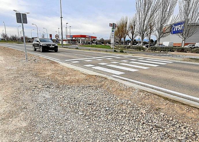 Paso de cebra provisional y estado del nuevo camino peatonal que llega a Fontellas.