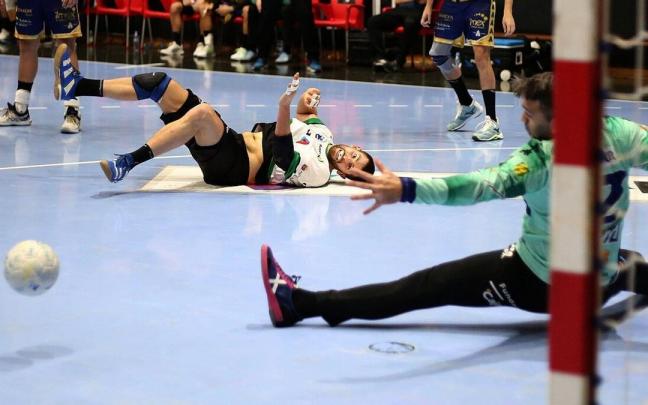 Antonio Bazán observa desde el suelo la trayectoria del balón en el último partido en casa ante el Puente Genil.