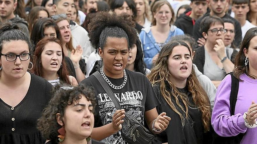 Varias personas manifestándose en Beasain. | GORKA ESTRADA