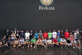 32 entrenadores de diferentes clubes de Bizkaia se han citado este jueves en el frontón Bizkaia de Bilbao para probar Euskal Pilota Method & Tech.