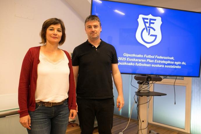 Amaia Balda (coordinadora general de EMUN) y Beñat Larrañaga (vicepresidente de la FGF).