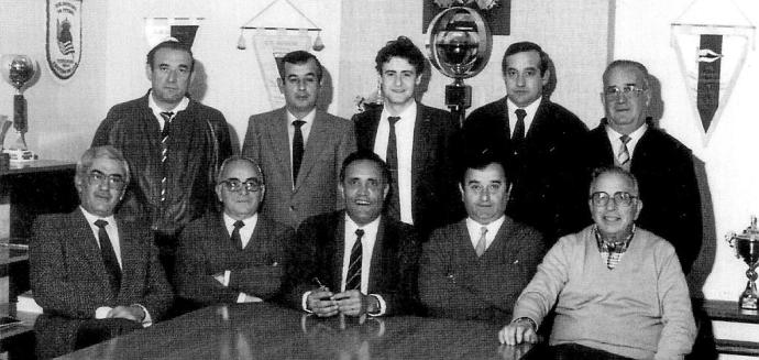 Primera Junta Directiva de la Federación Alavesa de Fútbol, dos de cuyos miembros integraron la Junta Gestora del Deportivo Alavés en septiembre de 1986. De pie (izda. a dcha.) Iñaki Murua, Narciso García, Javier Gutiérrez, Daniel Ubis y Amador Olano. Sen