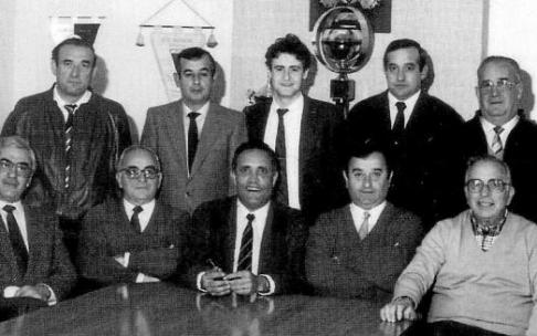 Primera Junta Directiva de la Federación Alavesa de Fútbol, dos de cuyos miembros integraron la Junta Gestora del Deportivo Alavés en septiembre de 1986. De pie (izda. a dcha.) Iñaki Murua, Narciso García, Javier Gutiérrez, Daniel Ubis y Amador Olano. Sen