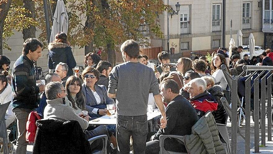 Personas sentadas en la terraza de un bar de Vitoria. | FOTO: J. CHAVARRI