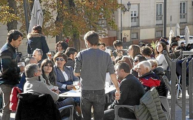Personas sentadas en la terraza de un bar de Vitoria. | FOTO: J. CHAVARRI