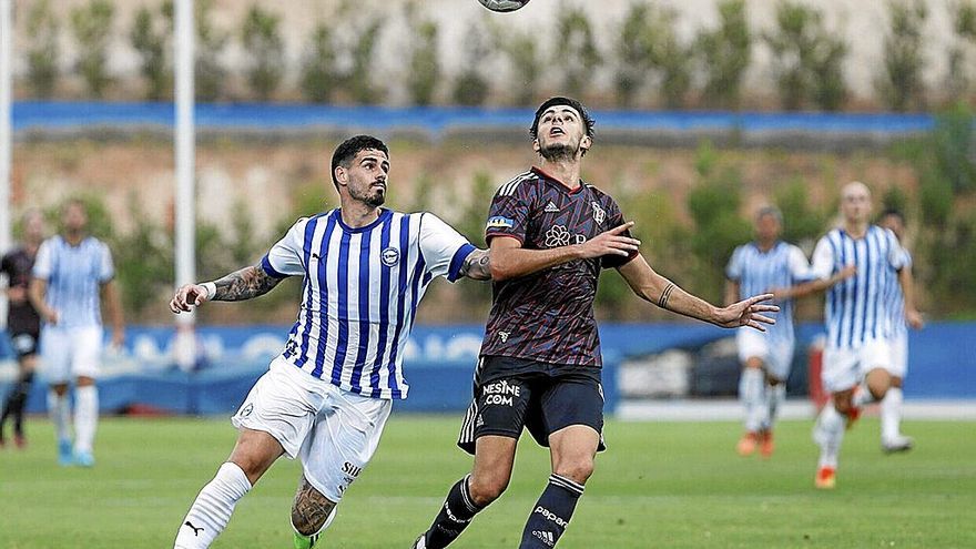 Miguel De la Fuente disputa un balón durante el amistoso entre el Alavés y el Besiktas de este verano. | FOTO: ÁREA 11