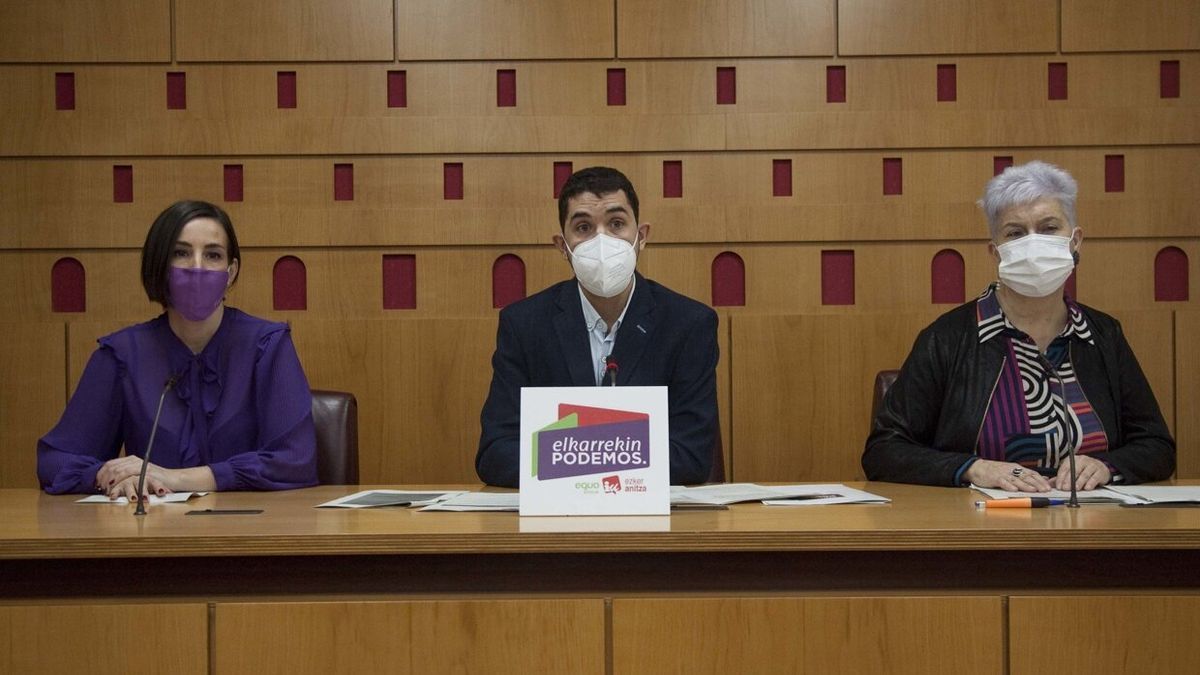 Óscar Fernández junto a Garbiñe Ruiz y Genma Zubiaurre en otra rueda de prensa.