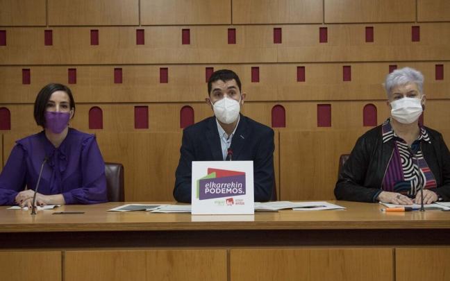 Óscar Fernández junto a Garbiñe Ruiz y Genma Zubiaurre en otra rueda de prensa.