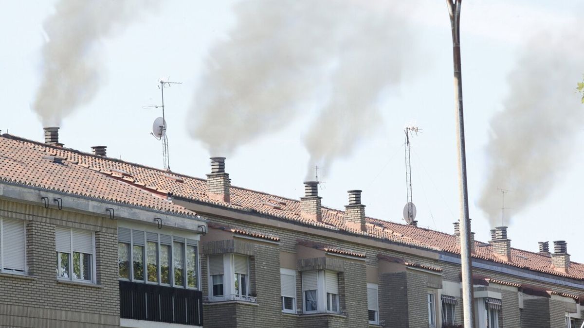 Chimeneas con humo en Gasteiz.