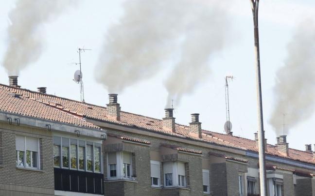 Chimeneas con humo en Gasteiz.