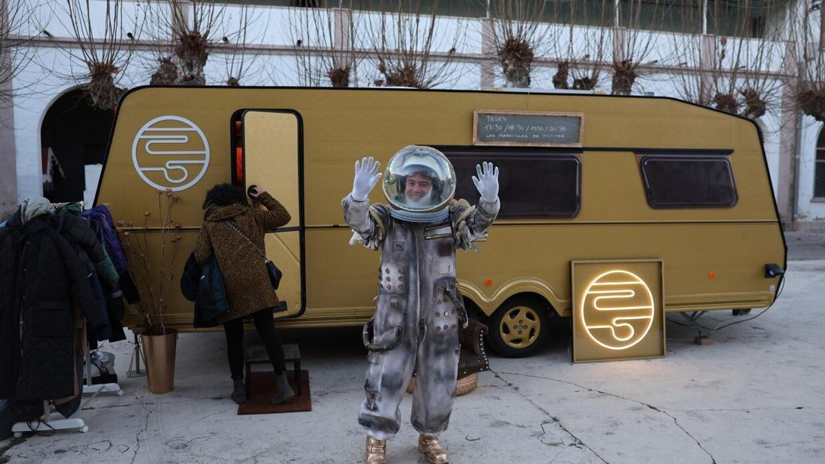 Raúl Zabalza conduce la caravana y hace de astronauta-anfitrión del espectáculo 'Las maravillas de Júpiter', nueva propuesta de Estefanía de Paz Asín.