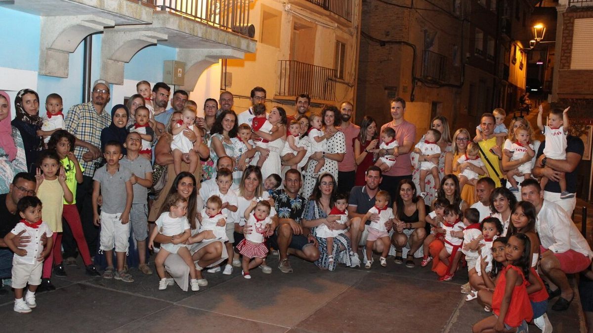 Padres y madres de los pequeños posaron juntos tras la celebración del acto