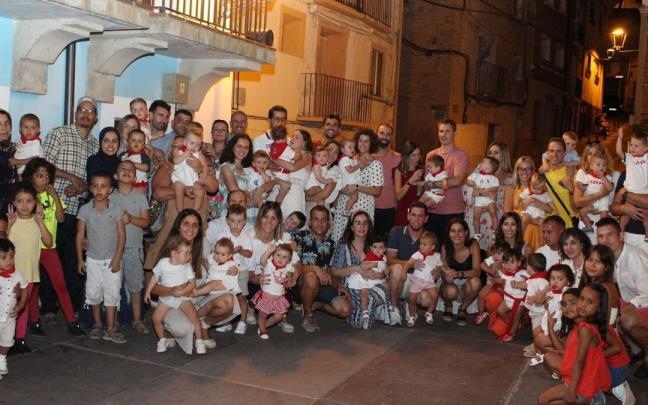 Padres y madres de los pequeños posaron juntos tras la celebración del acto Padres y madres de los pequeños posaron juntos tras la celebración del acto