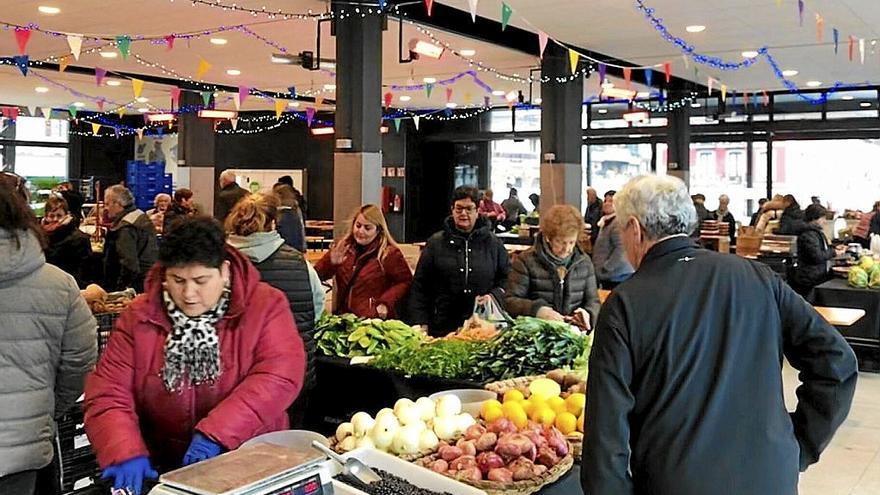 Azoka Plazako saltzaile eta erosleak.