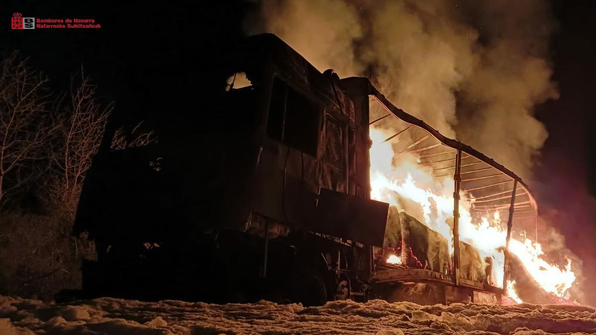 Imagen del camión calcinado en Etxarren.