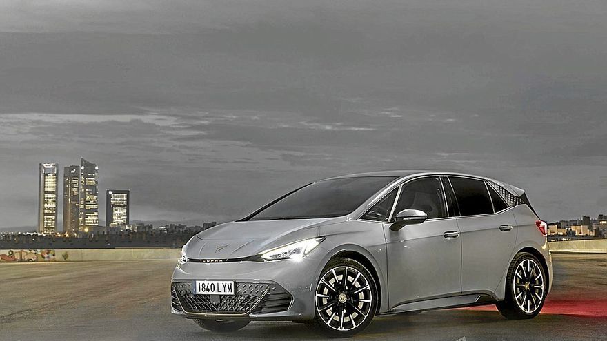 Cupra completa el cat&aacute;logo del Born con una variante potente (231 CV) que llega m&aacute;s lejos gracias a su capaz bater&iacute;a de 77 kWh.