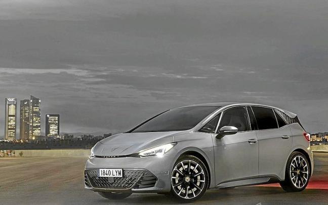 Cupra completa el catálogo del Born con una variante potente (231 CV) que llega más lejos gracias a su capaz batería de 77 kWh. Cupra completa el catálogo del Born con una variante potente (231 CV) que llega más lejos gracias a su capaz batería de 77 kWh.