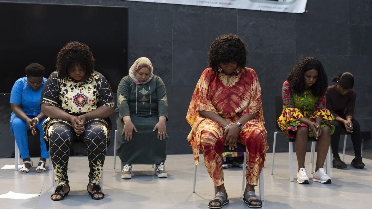 Cabizbajas, Las Poderosas dieron inicio a una actuación muy emotiva.