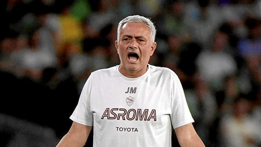 Mourinho, en la zona técnica del Villamarín.