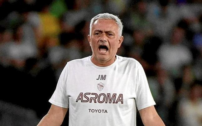 Mourinho, en la zona t&eacute;cnica del Villamar&iacute;n.