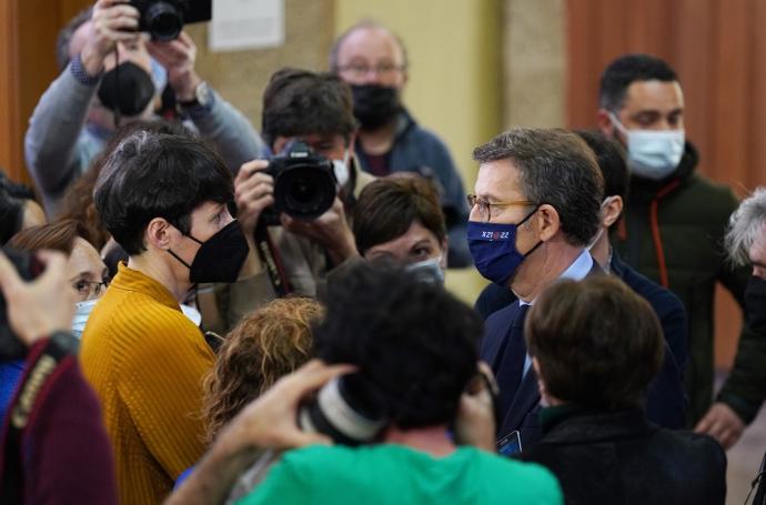 El presidente de la Xunta de Galicia, Alberto Núñez Feijoo, ofrece declaraciones a los medios.