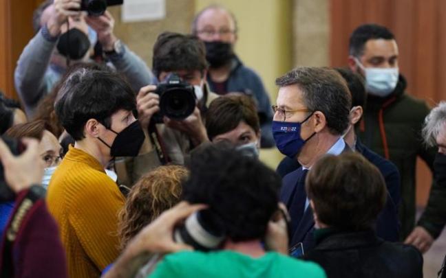 El presidente de la Xunta de Galicia, Alberto Núñez Feijoo, ofrece declaraciones a los medios.