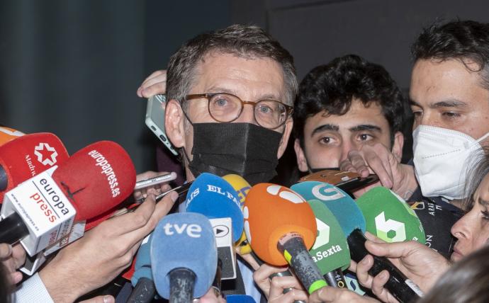 Alberto Núñez Feijóo, en medio de una gran expectación mediática tras el cónclave de Génova en la madrugada del jueves.