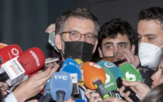 Alberto Núñez Feijóo, en medio de una gran expectación mediática tras el cónclave de Génova en la madrugada del jueves.