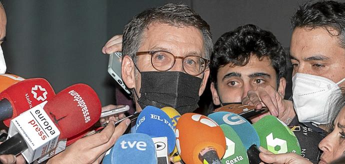 Alberto Núñez Feijóo, en medio de una gran expectación mediática tras el cónclave de Génova en la madrugada del jueves. Foto: Europa Press