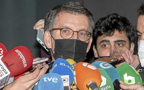 Alberto Núñez Feijóo, en medio de una gran expectación mediática tras el cónclave de Génova en la madrugada del jueves. Foto: Europa Press