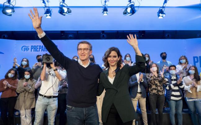 Alberto Núñez Feijóo e Isabel Díaz Ayuso en un encuentro de afiliados en Novotel Madrid Center.