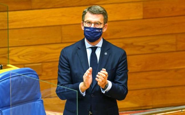 Núñez Feijóo aplaude tras el minuto de silencio a los fallecidos en el barco 'Pitanxo'.