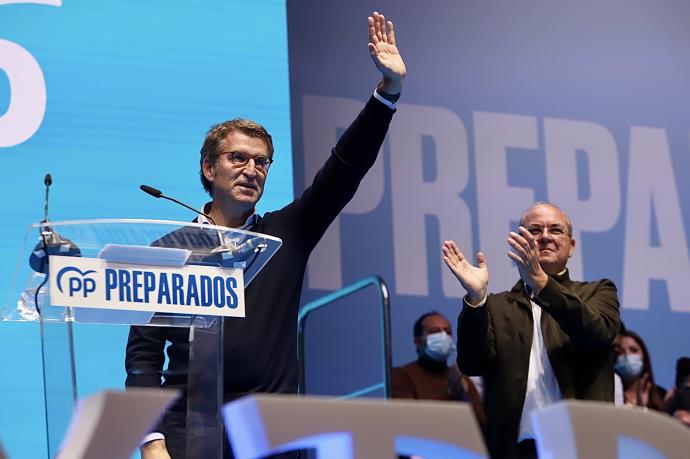 Alberto Núñez Feijóo con José Antonio Monago en un acto en Mérida.