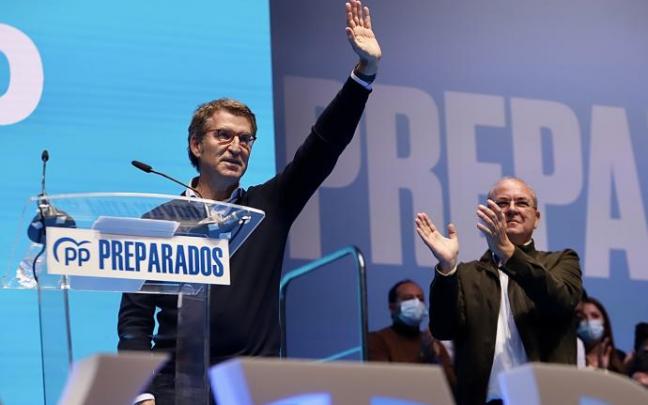 Alberto Núñez Feijóo con José Antonio Monago en un acto en Mérida.