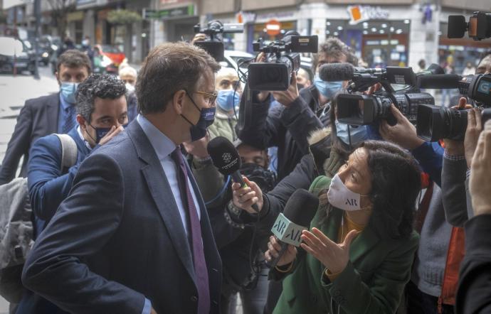 Alberto Núñez Feijóo, ayer jueves, en medio de una gran expectación mediática, a su llegada a la reunión del Consello de la Xunta en Ourense.