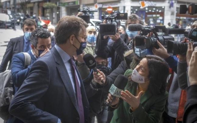 Alberto Núñez Feijóo, ayer jueves, en medio de una gran expectación mediática, a su llegada a la reunión del Consello de la Xunta en Ourense.