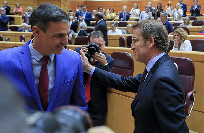 Sánchez y Feijóo se saludan antes de su primer cara a cara en el Senado.