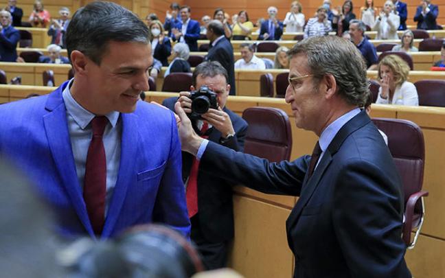 Sánchez y Feijóo se saludan antes de su primer cara a cara en el Senado. Sánchez y Feijóo se saludan antes de su primer cara a cara en el Senado.