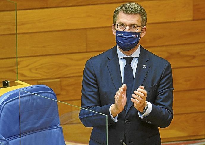 Núñez Feijóo aplaude tras el minuto de silencio a los fallecidos en el barco 'Pitanxo'. Foto: Europa Press