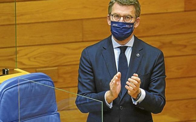 Núñez Feijóo aplaude tras el minuto de silencio a los fallecidos en el barco 'Pitanxo'. Foto: Europa Press