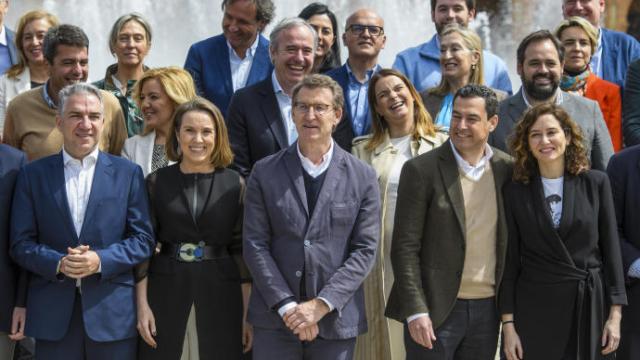 Alberto Núñez Feijóo, junto a Elías Bendodo, Cuca Gamarra (2i), Juanma Moreno (2d) e Isabel Díaz Ayuso (d), en la fotografía de familia del nuevo Comité Ejecutivo Nacional del PP.