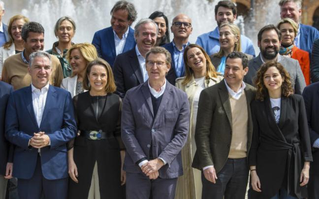 Alberto Núñez Feijóo, junto a Elías Bendodo, Cuca Gamarra (2i), Juanma Moreno (2d) e Isabel Díaz Ayuso (d), en la fotografía de familia del nuevo Comité Ejecutivo Nacional del PP. Alberto Núñez Feijóo, junto a Elías Bendodo, Cuca Gamarra (2i), Juanma Moreno (2d) e Isabel Díaz Ayuso (d), en la fotografía de familia del nuevo Comité Ejecutivo Nacional del PP.