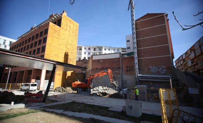 Vista de las obras en solar en la plaza Felisa Munárriz. Al fondo, las viviendas afectadas.