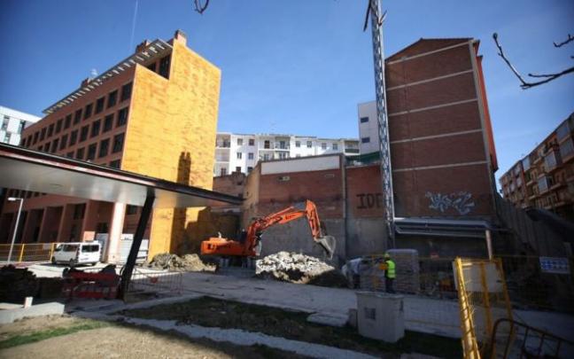Vista de las obras en solar en la plaza Felisa Munárriz. Al fondo, las viviendas afectadas.