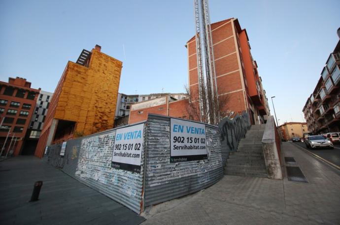 Vista del solar en la plaza Felisa Munárriz donde se van a construir las nuevas viviendas.