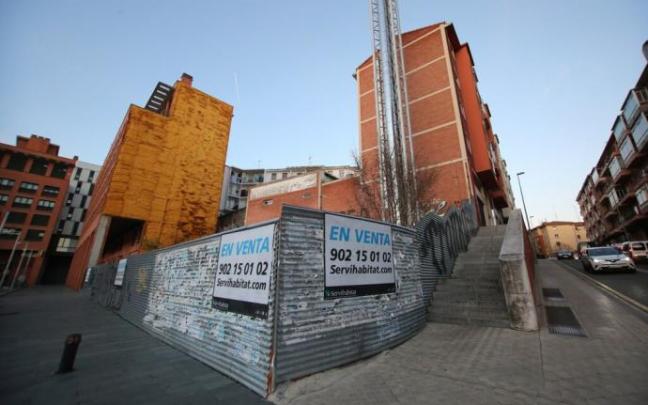 Vista del solar en la plaza Felisa Munárriz donde se van a construir las nuevas viviendas.