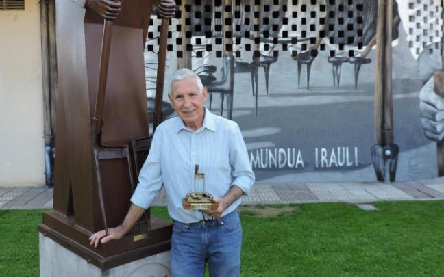 Félix Lizarraga posa junto a su escultura en homenaje a los laiaris con el premio que le acredita como Laya de Oro 2021. Félix Lizarraga posa junto a su escultura en homenaje a los laiaris con el premio que le acredita como Laya de Oro 2021.