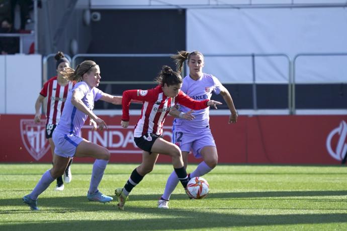 La rojiblanca Lucía García intenta superar a dos futbolistas del Barça en la última visita del equipo azulgrana a Lezama