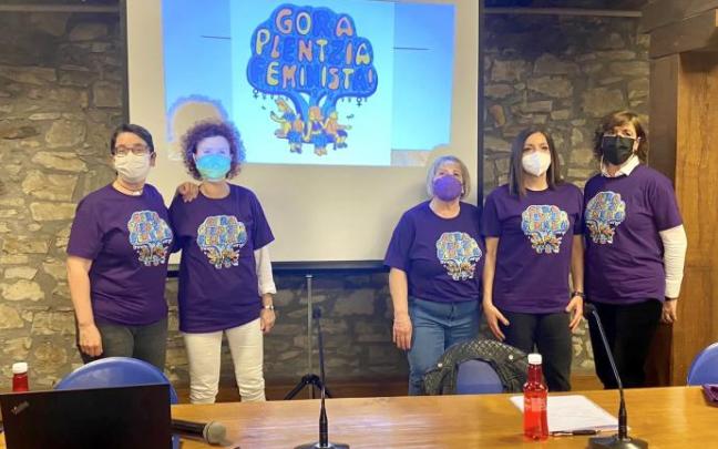 La alcaldesa de Plentzia, Elixabete Uribarri, junto a la ilustradora del logo e integrantes de Araldi.