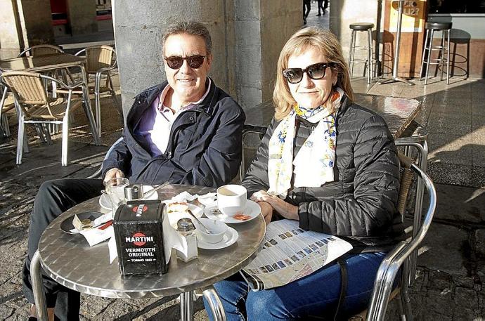 Antonio y María Teresa disfrutan de un café antes de conocer Vitoria-Gasteiz.